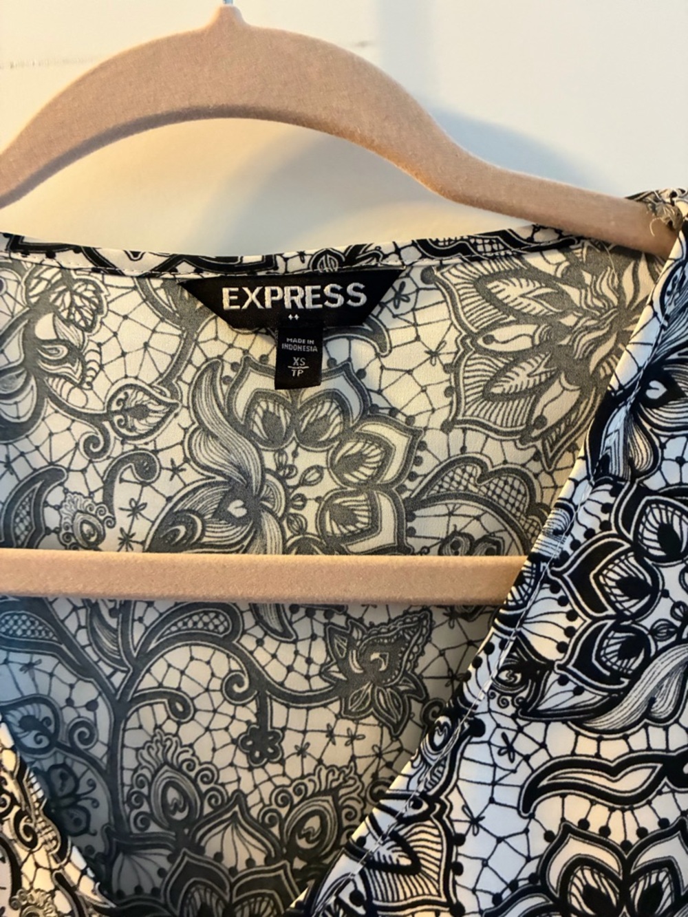 Express Black & White Floral V-Neck Cap Sleeve Blouse - Picture 2 of 4
